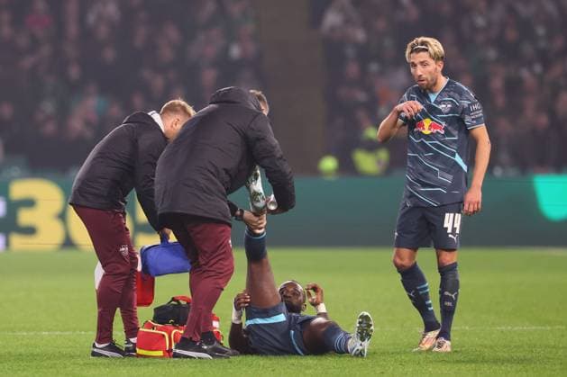 Celtic Glasgow - RB Leipzig Champions League Glasgow, 05.11.2024, Celtic Park, Fussball, UEFA Champions League, 4. Spieltag , Celtic Glasgow vs. RB Leipzig , Im Bild: Lutsharel Geertruida (3, RB Leipzig) wird behandelt , Only editorial use! Foto nur zur redaktionellen Nutzung bestimmt! , UEFA regulations prohibit any use of photographs as image sequences and or quasi-video ,