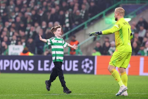Celtic Glasgow - RB Leipzig Champions League Glasgow, 05.11.2024, Celtic Park, Fussball, UEFA Champions League, 4. Spieltag , Celtic Glasgow vs. RB Leipzig , Im Bild: junger Flitzer und Torwart Kasper Schmeichel ( 1, Celtic) , Only editorial use! Foto nur zur redaktionellen Nutzung bestimmt! , UEFA regulations prohibit any use of photographs as image sequences and or quasi-video ,
