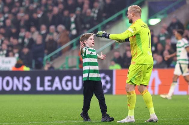 Celtic Glasgow - RB Leipzig Champions League Glasgow, 05.11.2024, Celtic Park, Fussball, UEFA Champions League, 4. Spieltag , Celtic Glasgow vs. RB Leipzig , Im Bild: junger Flitzer und Torwart Kasper Schmeichel ( 1, Celtic) , Only editorial use! Foto nur zur redaktionellen Nutzung bestimmt! , UEFA regulations prohibit any use of photographs as image sequences and or quasi-video ,