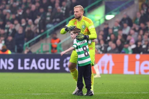 Sport Bilder des Tages Celtic Glasgow - RB Leipzig Champions League Glasgow, 05.11.2024, Celtic Park, Fussball, UEFA Champions League, 4. Spieltag , Celtic Glasgow vs. RB Leipzig , Im Bild: junger Flitzer und Torwart Kasper Schmeichel ( 1, Celtic) , Only editorial use! Foto nur zur redaktionellen Nutzung bestimmt! , UEFA regulations prohibit any use of photographs as image sequences and or quasi-video ,