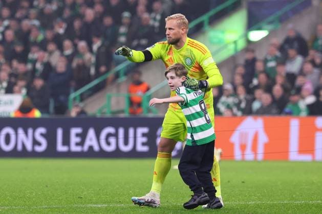 Celtic Glasgow - RB Leipzig Champions League Glasgow, 05.11.2024, Celtic Park, Fussball, UEFA Champions League, 4. Spieltag , Celtic Glasgow vs. RB Leipzig , Im Bild: junger Flitzer und Torwart Kasper Schmeichel ( 1, Celtic) , Only editorial use! Foto nur zur redaktionellen Nutzung bestimmt! , UEFA regulations prohibit any use of photographs as image sequences and or quasi-video ,