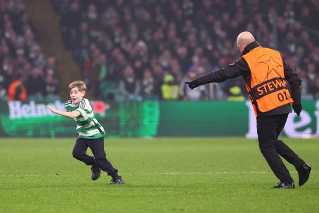 Celtic Glasgow - RB Leipzig Champions League Glasgow, 05.11.2024, Celtic Park, Fussball, UEFA Champions League, 4. Spieltag , Celtic Glasgow vs. RB Leipzig , Im Bild: junger Flitzer , Only editorial use! Foto nur zur redaktionellen Nutzung bestimmt! , UEFA regulations prohibit any use of photographs as image sequences and or quasi-video ,
