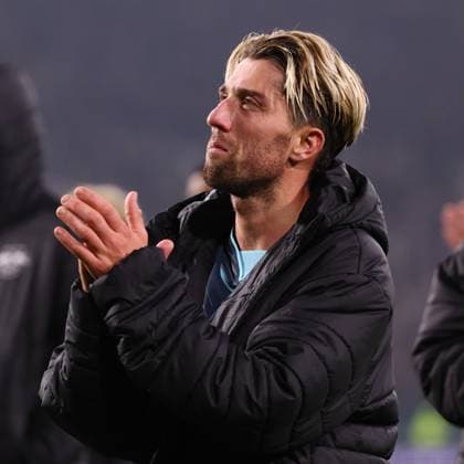 Celtic Glasgow - RB Leipzig Champions League Glasgow, 05.11.2024, Celtic Park, Fussball, UEFA Champions League, 4. Spieltag , Celtic Glasgow vs. RB Leipzig 3:1 (2:1) , Im Bild: Kevin Kampl (44, RB Leipzig) vor der Fankurve , Only editorial use! Foto nur zur redaktionellen Nutzung bestimmt! , UEFA regulations prohibit any use of photographs as image sequences and or quasi-video ,