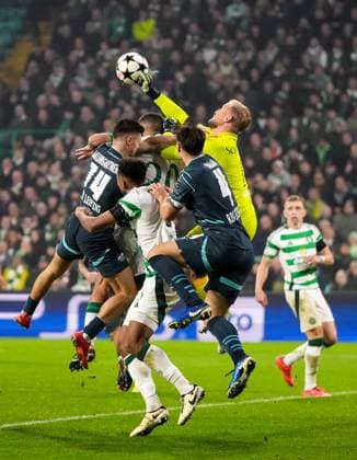 Celtic goalkeeper Kasper Schmeichel punches the ball. Celtic v RB Leipzig, UEFA Champions League, Group Stage, Football, Celtic Park, Glasgow, Scotland, UK - 05 Nov 2024 EDITORIAL USE ONLY No use with unauthorised audio, video, data, fixture lists, club league logos or live services. Online in-match use limited to 120 images, no video emulation. No use in betting, games or single club league player publications. Copyright: xStuartxWallace Shutterstockx 14863772cz