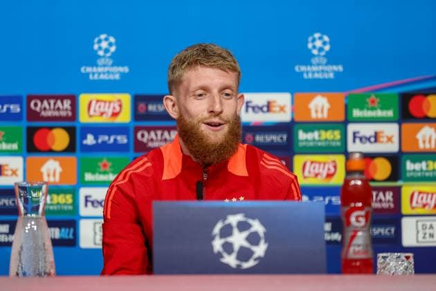 Jan-Niklas Beste (Benfica Lissabon, SL Benfica, 37), lacht, lachend, Ger, Internationale Pressekonferenz, Benfica Lissabon, SL Benfica, Fussball, UEFA Champions League, 4. Spieltag, Saison 2024 2025, 05.11.2024, Ger, Internationale Pressekonferenz, Benfica Lissabon, SL Benfica, Fussball, UEFA Champions League, 4. Spieltag, Saison 2024 2025, 05.11.2024 Muenchen Copyright: xEibner-Pressefoto JennixMaulx EP_JML