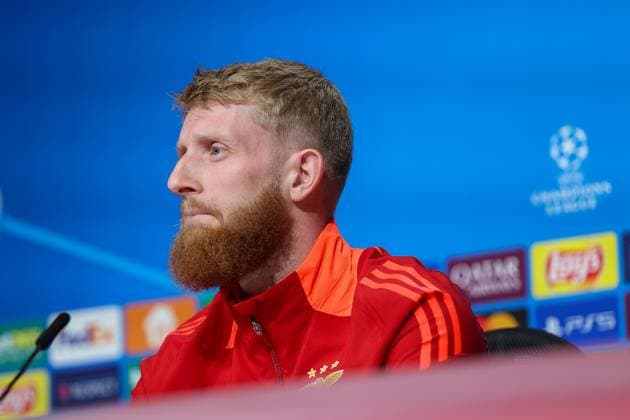 Jan-Niklas Beste (Benfica Lissabon, SL Benfica, 37), seitlich, von der Seite, Ger, Internationale Pressekonferenz, Benfica Lissabon, SL Benfica, Fussball, UEFA Champions League, 4. Spieltag, Saison 2024 2025, 05.11.2024, Ger, Internationale Pressekonferenz, Benfica Lissabon, SL Benfica, Fussball, UEFA Champions League, 4. Spieltag, Saison 2024 2025, 05.11.2024 Muenchen Copyright: xEibner-Pressefoto JennixMaulx EP_JML