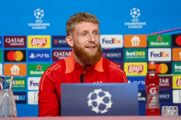 Jan-Niklas Beste (Benfica Lissabon, SL Benfica, 37), lacht, lachend, Ger, Internationale Pressekonferenz, Benfica Lissabon, SL Benfica, Fussball, UEFA Champions League, 4. Spieltag, Saison 2024 2025, 05.11.2024, Ger, Internationale Pressekonferenz, Benfica Lissabon, SL Benfica, Fussball, UEFA Champions League, 4. Spieltag, Saison 2024 2025, 05.11.2024 Muenchen Copyright: xEibner-Pressefoto JennixMaulx EP_JML