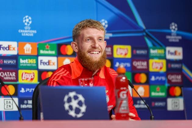 Jan-Niklas Beste (Benfica Lissabon, SL Benfica, 37), lacht, lachen, lachend, Ger, Internationale Pressekonferenz, Benfica Lissabon, SL Benfica, Fussball, UEFA Champions League, 4. Spieltag, Saison 2024 2025, 05.11.2024, Ger, Internationale Pressekonferenz, Benfica Lissabon, SL Benfica, Fussball, UEFA Champions League, 4. Spieltag, Saison 2024 2025, 05.11.2024 Muenchen Copyright: xEibner-Pressefoto JennixMaulx EP_JML