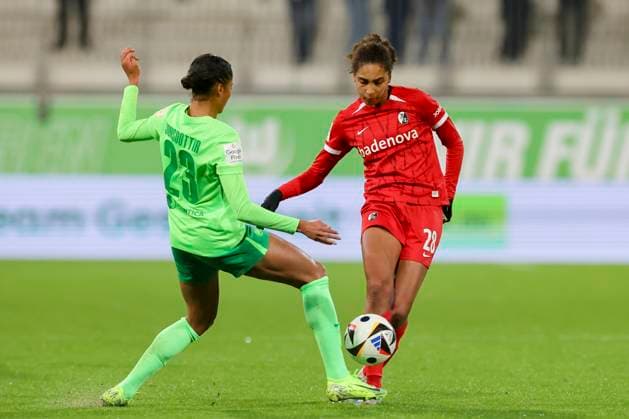 , Google Pixel Frauen-Bundesliga, VfL Wolfsburg vs SC Freiburg, AOK Stadion am 03. November 2024 in Wolfsburg, Deutschland. (Foto von Marco Steinbrenner DeFodi Images) , Google Pixel Frauen-Bundesliga, VfL Wolfsburg vs SC Freiburg, AOK Stadion, November 3, 2024 in Wolfsburg, Germany. (Photo by Marco Steinbrenner DeFodi Images) DFB DFL REGULATIONS PROHIBIT ANY USE OF PHOTOGRAPHS AS IMAGE SEQUENCES AND OR QUASI-VIDEO. not used in POL SRB CRO FRA GBR NED ITA USA Defodi-108_wolf_frei_20240311_120
