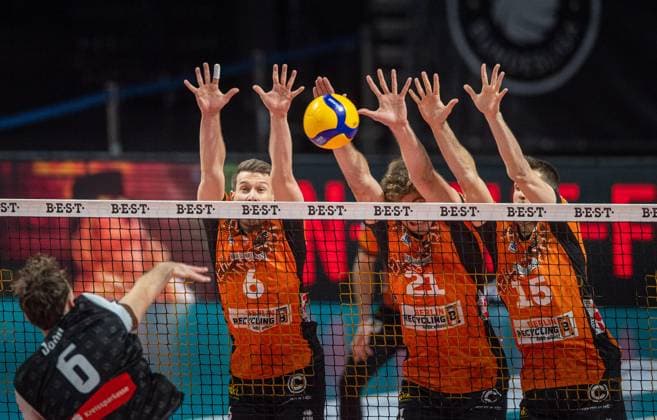 Volleyball, Herren, Saison 2024 2025, DVV Cup (Achtelfinale), BR Volleys - WWK Volleys Herrsching, v. l. Filip John (Herrsching), Johannes Tille (BR Volleys), Tobias Krick (BR Volleys), Moritz Reichert (BR Volleys), 06.11. 2024, Copyright: xSebastianxRäppold MatthiasxKochx
