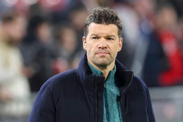 Experte Michael Ballack (DAZN) schaut, UEFA Champions League 2024 25 League Phase MD4, FC Bayern München v SL Benfica, Allianz Arena am 06. November 2024 in München, Deutschland. (Foto von Marco Steinbrenner DeFodi Images) Experte Michael Ballack (DAZN) looks on, UEFA Champions League 2024 25 League Phase MD4, FC Bayern München v SL Benfica, Allianz Arena, November 6, 2024 in Munich, Germany. (Photo by Marco Steinbrenner DeFodi Images) not used in POL SRB CRO FRA GBR NED ITA USA Defodi-700_muenchen_lissabon_20241106_014