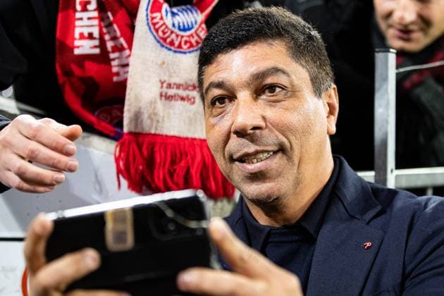 Giovane Elber macht Selfies mit den Fans GER, FC Bayern Muenchen vs. SL Benfica Lissabon, Fussball, Champions League, 4. Spieltag, Spielzeit 2024 2025, 06.11.2024 DFB DFL REGULATIONS PROHIBIT ANY USE OF PHOTOGRAPHS AS IMAGE SEQUENCES AND OR QUASI-VIDEO GER, FC Bayern Muenchen vs. SL Benfica Lissabon, Fussball, Champions League, 4. Spieltag, Spielzeit 2024 2025, 06.11.2024 Muenchen Copyright: xEibner-Pressefoto RogerxBuerkex EP_RBE