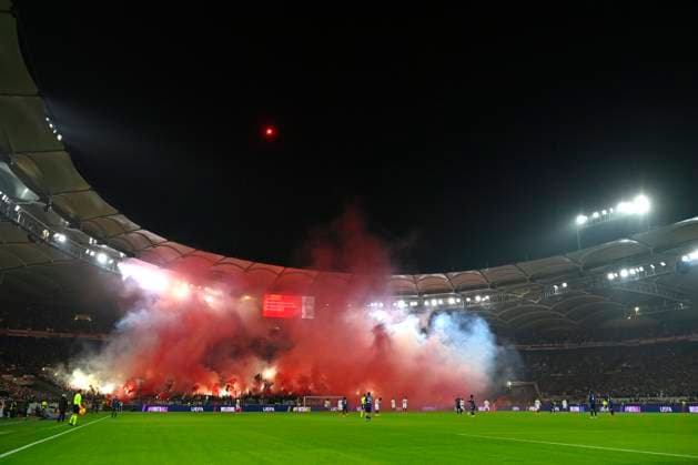 Bengalos, Pyrotechnik, Pyro, Feuerwerkskoerper, Fanblock, Fans, Fankurve, Flaggen, Fahnen, Stimmung, stimmungsvoll Cannstatter Kurve VfB Stuttgart Champions League VfB Stuttgart vs Atalanta BC Bergamo 05.11.2024 DFL REGULATIONS PROHIBIT ANY USE OF PHOTOGRAPHS AS IMAGE SEQUENCES AND OR QUASI-VIDEO Champions League VfB Stuttgart vs Atalanta BC Bergamo