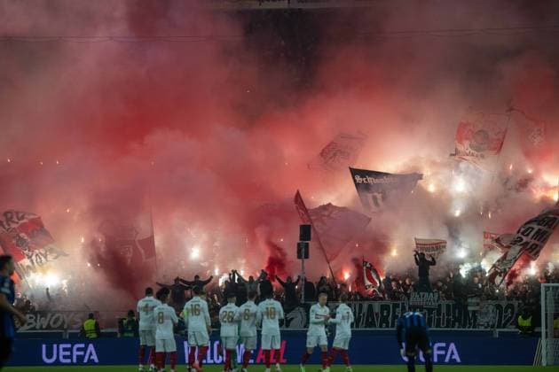 Bengalos, pyrotechnics, Rauch steigt auf im VfB Fanblock. xettx, Deutschland, Stuttgart, 06.11.2024, Fussball, UEFA Champions League: VfB Stuttgart vs Atalanta Bergamo, Saison 2024 2025, Match Day 4, MHP Arena Foto: A2 Bildagentur Peter Hartenfelser