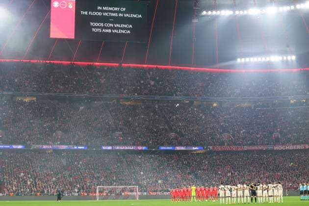 Die Spieler des FC Bayern Muenchen und von Benfica SL gedenken in einer Schweigeminute den Opfern der Flutkatastrophe in Valencia, UEFA Champions League 2024 25 League Phase MD4, FC Bayern München v SL Benfica, Allianz Arena am 06. November 2024 in München, Deutschland. (Foto von Marco Steinbrenner DeFodi Images) The players of FC Bayern Munich and Benfica SL commemorate the victims of the flood disaster in Valencia in a minute s silence, UEFA Champions League 2024 25 League Phase MD4, FC Bayern München v SL Benfica, Allianz Arena, November 6, 2024 in Munich, Germany. (Photo by Marco Steinbrenner DeFodi Images) not used in POL SRB CRO FRA GBR NED ITA USA Defodi-700_muenchen_lissabon_20241106_023