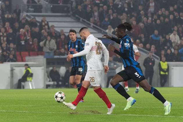 Torchance, Torschuss, Deniz Undav (VfB Stuttgart 26), re. Odilon Kossounou (Atalanta Bergamo, 03) GER, VfB Stuttgart vs. Atalanta Bergamo, Fussball, Herren, UEFA Champions League, 4. Spieltag, Spielzeit 2024 2025, 06.11.2024, GER, VfB Stuttgart vs. Atalanta Bergamo, Fussball, Herren, UEFA Champions League, 4. Spieltag, Spielzeit 2024 2025, 06.11.2024 Stuttgart Copyright: xEibner-Pressefoto WolfgangxFrankx EP_WFK