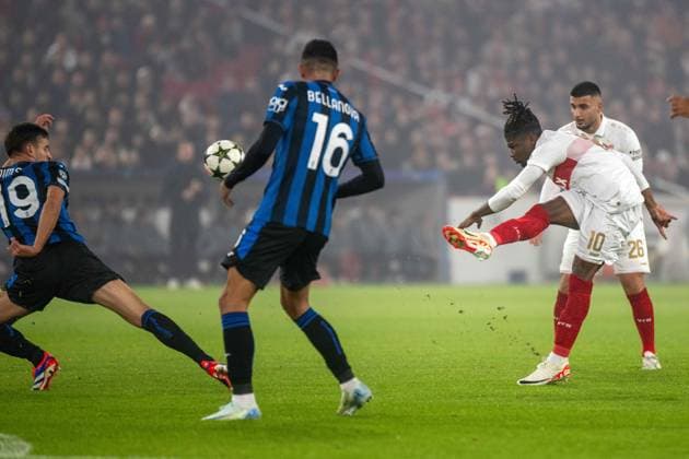 Berat Djimsiti, Raoul Bellanova (Atalanta BC), El Bilal Toure und Deniz Undav (VfB Stuttgart). xettx, Deutschland, Stuttgart, 06.11.2024, Fussball, UEFA Champions League: VfB Stuttgart vs Atalanta Bergamo, Saison 2024 2025, Match Day 4, MHP Arena Foto: A2 Bildagentur Peter Hartenfelser