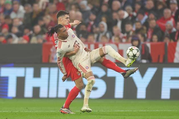 Antonio Silva (SL Benfica) und Michael Olise (FC Bayern Muenchen) kaempfen um den Ball, UEFA Champions League 2024 25 League Phase MD4, FC Bayern München v SL Benfica, Allianz Arena am 06. November 2024 in München, Deutschland. (Foto von Marco Steinbrenner DeFodi Images) Antonio Silva (SL Benfica) und Michael Olise (FC Bayern Muenchen) battle for the ball, UEFA Champions League 2024 25 League Phase MD4, FC Bayern München v SL Benfica, Allianz Arena, November 6, 2024 in Munich, Germany. (Photo by Marco Steinbrenner DeFodi Images) not used in POL SRB CRO FRA GBR NED ITA USA Defodi-700_muenchen_lissabon_20241106_036