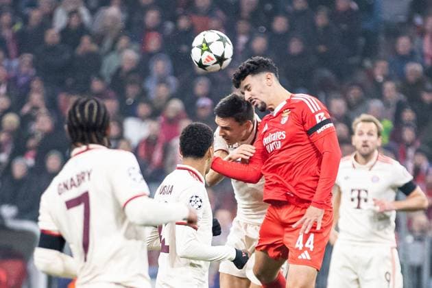 Kopfball von Tomas A (SL Benfica Lissabon, 44) und Joao Palhinha (FC Bayern Muenchen, 16) GER, FC Bayern Muenchen vs. SL Benfica Lissabon, Fussball, Champions League, 4. Spieltag, Spielzeit 2024 2025, 06.11.2024 DFB DFL REGULATIONS PROHIBIT ANY USE OF PHOTOGRAPHS AS IMAGE SEQUENCES AND OR QUASI-VIDEO GER, FC Bayern Muenchen vs. SL Benfica Lissabon, Fussball, Champions League, 4. Spieltag, Spielzeit 2024 2025, 06.11.2024 Muenchen Copyright: xEibner-Pressefoto RogerxBuerkex EP_RBE