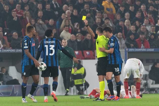 Schiedsrichter Rada Obrenovic (SVN) zeigt Jose dos Santos Ederson (Atalanta Bergamo, 13) die gelbe Karte GER, VfB Stuttgart vs. Atalanta Bergamo, Fussball, Herren, UEFA Champions League, 4. Spieltag, Spielzeit 2024 2025, 06.11.2024, GER, VfB Stuttgart vs. Atalanta Bergamo, Fussball, Herren, UEFA Champions League, 4. Spieltag, Spielzeit 2024 2025, 06.11.2024 Stuttgart Copyright: xEibner-Pressefoto WolfgangxFrankx EP_WFK