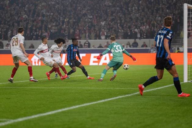 Ademola Lookman (Atalanta BC) erzielt das 0:1, Anthony Rouault, Atakan Karazor, Anrie Chase, Torwart Alexander Nübel (VfB Stuttgart) können es nicht verhindern. xettx, Deutschland, Stuttgart, 06.11.2024, Fussball, UEFA Champions League: VfB Stuttgart vs Atalanta Bergamo, Saison 2024 2025, Match Day 4, MHP Arena Foto: A2 Bildagentur Peter Hartenfelser