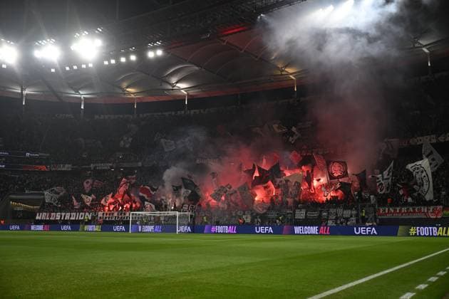 07.11.2024, xjhx, Fussball UEFA Europa League, Eintracht Frankfurt - Slavia Prag emspor, v.l. Fans Eintracht Frankfurt, Stimmung, Schals, zuenden Pyrotechnik, Benglos, Rauch, Nebel, Feuerwerk (UEFA REGULATIONS PROHIBIT ANY USE OF PHOTOGRAPHS as IMAGE SEQUENCES and or QUASI-VIDEO) Frankfurt am Main