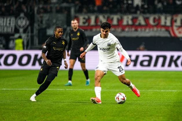 Can Uzun (Eintracht Frankfurt, 20) am Ball, dahinter Oscar Dorley (SK Slavia Prag 19), GER, Eintracht Frankfurt vs. SK Slavia Prag, Fussball, UEFA Europa League, 4. Spieltag, Spielzeit 2024 25, 07.11.2024. GER, Eintracht Frankfurt vs. SK Slavia Prag, Fussball, UEFA Europa League, 4. Spieltag, Spielzeit 2024 25, 07.11.2024. Frankfurt am Main Copyright: xEibner-Pressefoto FlorianxWieganx EP_FWD