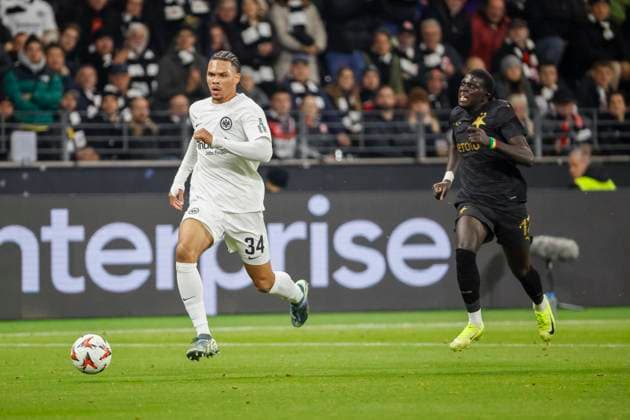 Nnamdi Collins (Eintracht Frankfurt, 34) und El Hadji Malick Diouf (Slavia Prag, 12) im Laufduell , Fussball, UEFA Europa League, 4. Spieltag, 2024 2025, Eintracht Frankfurt vs. Slavia Prag, 07.11.2024, Frankfurt Stadion, Frankfurt am Main, Deutschland Frankfurt am Main Frankfurt Stadion Hessen Deutschland Copyright: xGrantxHubbsx
