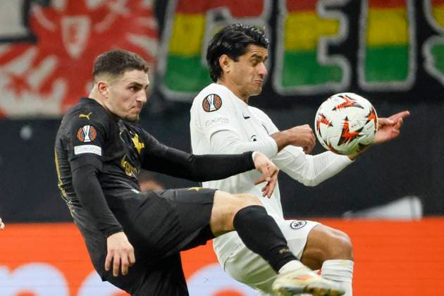 Christos Zafeiris (Slavia Prag, 10) und Mahmoud Dahoud (Eintracht Frankfurt, 18) im Zweikampf , Fussball, UEFA Europa League, 4. Spieltag, 2024 2025, Eintracht Frankfurt vs. Slavia Prag, 07.11.2024, Frankfurt Stadion, Frankfurt am Main, Deutschland Frankfurt am Main Frankfurt Stadion Hessen Deutschland Copyright: xGrantxHubbsx