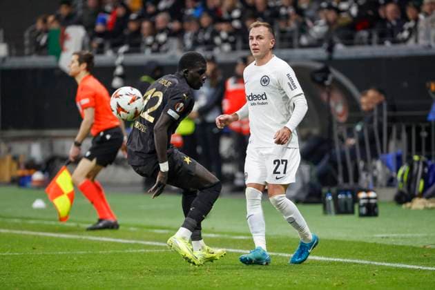 El Hadji Malick Diouf (Slavia Prag, 12) und Mario Götze, Gotze (Eintracht Frankfurt, 27) im Kampf um den Ball , Fussball, UEFA Europa League, 4. Spieltag, 2024 2025, Eintracht Frankfurt vs. Slavia Prag, 07.11.2024, Frankfurt Stadion, Frankfurt am Main, Deutschland Frankfurt am Main Frankfurt Stadion Hessen Deutschland Copyright: xGrantxHubbsx