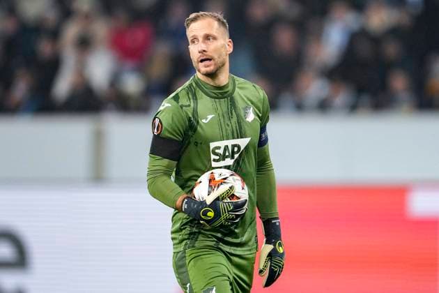 Oliver Baumann (Torwart, Hoffenheim, 1), am Ball, Einzelbild, Einzelfoto, Aktion, Action, 07.11.2024, Sinsheim (Deutschland), Fussball, UEFA Europa League, Gruppenphase, TSG 1899 Hoffenheim - Olympique Lyon, REGULATIONS PROHIBIT ANY USE OF PHOTOGRAPHS AS IMAGE SEQUENCES AND OR QUASI-VIDEO.