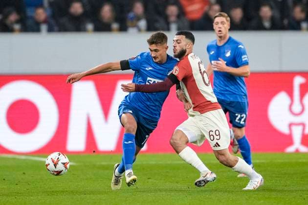 v.li.: Tom Bischof (Hoffenheim, 7), Georges Mikautadze (OL, 69), Zweikampf, Spielszene, Duell, duel, tackle, tackling, Dynamik, Action, Aktion, 07.11.2024, Sinsheim (Deutschland), Fussball, UEFA Europa League, Gruppenphase, TSG 1899 Hoffenheim - Olympique Lyon, REGULATIONS PROHIBIT ANY USE OF PHOTOGRAPHS AS IMAGE SEQUENCES AND OR QUASI-VIDEO.