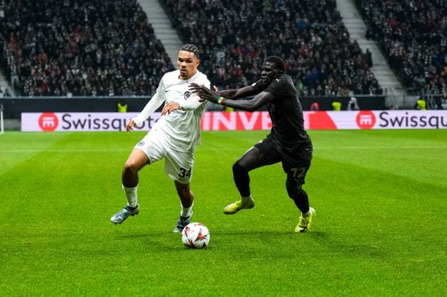 Nnamdi Collins (Eintracht Frankfurt, 34) im Zweikampf mit El Hadji Diouf (SK Slavia Prag 12), GER, Eintracht Frankfurt vs. SK Slavia Prag, Fussball, UEFA Europa League, 4. Spieltag, Spielzeit 2024 25, 07.11.2024. GER, Eintracht Frankfurt vs. SK Slavia Prag, Fussball, UEFA Europa League, 4. Spieltag, Spielzeit 2024 25, 07.11.2024. Frankfurt am Main Copyright: xEibner-Pressefoto FlorianxWieganx EP_FWD