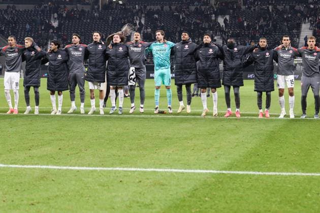 UEFA Europa League - Eintracht Frankfurt - SK Slavia Prag am 07.11.2024 im Deutsche Bank Park in Frankfurt Jubel und Freude über den Sieg bei der Mannschaft von Eintracht Frankfurt, hier mit Hugo Ekitike (Frankfurt 11) , Mahmoud Mo Dahoud (Frankfurt 18) , Omar Marmoush (Frankfurt 7) , Robin Koch (Frankfurt 4) , Arthur Theate (Frankfurt 3) , Timothy Chandler (Frankfurt 22) , Torwart Kevin Trapp (Frankfurt 1) , Ansgar Knauff (Frankfurt 36) , Fares Chaibi (Frankfurt 8) , Niels Nkounkou (Frankfurt 29) , Nnamdi Collins (Frankfurt 34) , Ellyes Skhiri (Frankfurt 15)