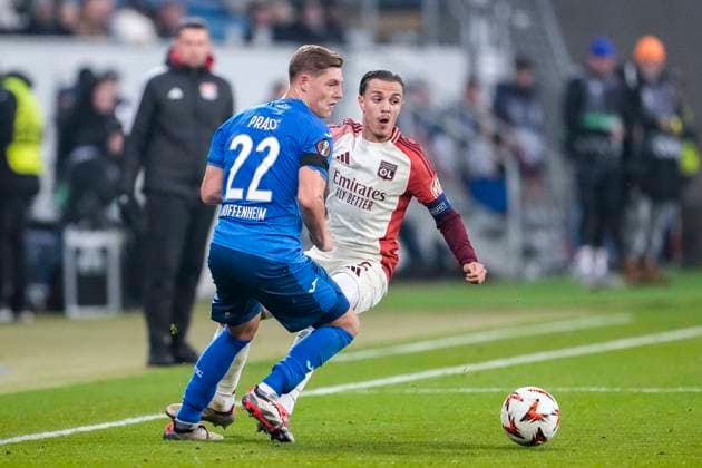 v.li.: Alexander Prass (Hoffenheim, 22), Maxence Caqueret (OL, 6), Zweikampf, Spielszene, Duell, duel, tackle, tackling, Dynamik, Action, Aktion, 07.11.2024, Sinsheim (Deutschland), Fussball, UEFA Europa League, Gruppenphase, TSG 1899 Hoffenheim - Olympique Lyon, REGULATIONS PROHIBIT ANY USE OF PHOTOGRAPHS AS IMAGE SEQUENCES AND OR QUASI-VIDEO.