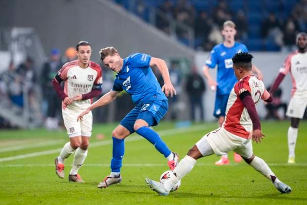 v.li.: Maxence Caqueret (OL, 6), Alexander Prass (Hoffenheim, 22), Gift Orban (OL, 9), Zweikampf, Spielszene, Duell, duel, tackle, tackling, Dynamik, Action, Aktion, 07.11.2024, Sinsheim (Deutschland), Fussball, UEFA Europa League, Gruppenphase, TSG 1899 Hoffenheim - Olympique Lyon, REGULATIONS PROHIBIT ANY USE OF PHOTOGRAPHS AS IMAGE SEQUENCES AND OR QUASI-VIDEO.