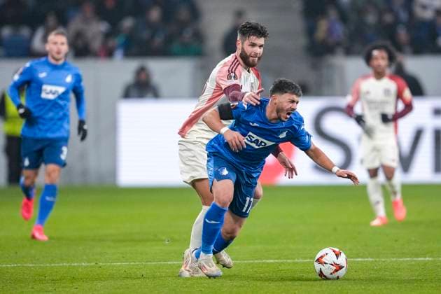 v.li.: Duje Caleta-Car (OL, 55), Umut Tohumcu (Hoffenheim, 17), Zweikampf, Spielszene, Duell, duel, tackle, tackling, Dynamik, Action, Aktion, 07.11.2024, Sinsheim (Deutschland), Fussball, UEFA Europa League, Gruppenphase, TSG 1899 Hoffenheim - Olympique Lyon, REGULATIONS PROHIBIT ANY USE OF PHOTOGRAPHS AS IMAGE SEQUENCES AND OR QUASI-VIDEO.