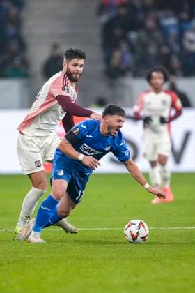 v.li.: Duje Caleta-Car (OL, 55), Umut Tohumcu (Hoffenheim, 17), Zweikampf, Spielszene, Duell, duel, tackle, tackling, Dynamik, Action, Aktion, 07.11.2024, Sinsheim (Deutschland), Fussball, UEFA Europa League, Gruppenphase, TSG 1899 Hoffenheim - Olympique Lyon, REGULATIONS PROHIBIT ANY USE OF PHOTOGRAPHS AS IMAGE SEQUENCES AND OR QUASI-VIDEO.