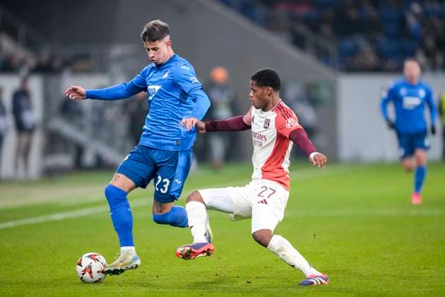 v.li.: Adam Hlozek (Hoffenheim, 23), Warmed Omari (OL, 27), Zweikampf, Spielszene, Duell, duel, tackle, tackling, Dynamik, Action, Aktion, 07.11.2024, Sinsheim (Deutschland), Fussball, UEFA Europa League, Gruppenphase, TSG 1899 Hoffenheim - Olympique Lyon, REGULATIONS PROHIBIT ANY USE OF PHOTOGRAPHS AS IMAGE SEQUENCES AND OR QUASI-VIDEO.