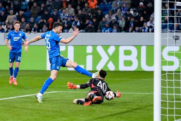 v.li.: Haris Tabakovic (Hoffenheim, 26) scheitert an Remy Descamps (Torwart, OL, 40), Torchance im Abseits, im Strafraum, Strafraumszene, Zweikampf, Spielszene, Duell, duel, tackle, tackling, Dynamik, Action, Aktion, 07.11.2024, Sinsheim (Deutschland), Fussball, UEFA Europa League, Gruppenphase, TSG 1899 Hoffenheim - Olympique Lyon, REGULATIONS PROHIBIT ANY USE OF PHOTOGRAPHS AS IMAGE SEQUENCES AND OR QUASI-VIDEO.