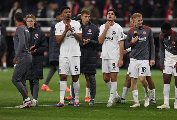 07.11.2024, Fussball UEFA Europa League, Eintracht Frankfurt - SK Slavia Prag, emonline, emspor, v.l., Aurele Amenda (Eintracht Frankfurt) bedankt sich bei den Fans, bedanken, Dank, Mannschaft nach dem Spiel, after the match, bedankt sich bei den Fans, applauds the fans DFL DFB REGULATIONS PROHIBIT ANY USE OF PHOTOGRAPHS AS IMAGE SEQUENCES AND OR QUASI-VIDEO. xdcx Copyright: HMBxMedia Claus