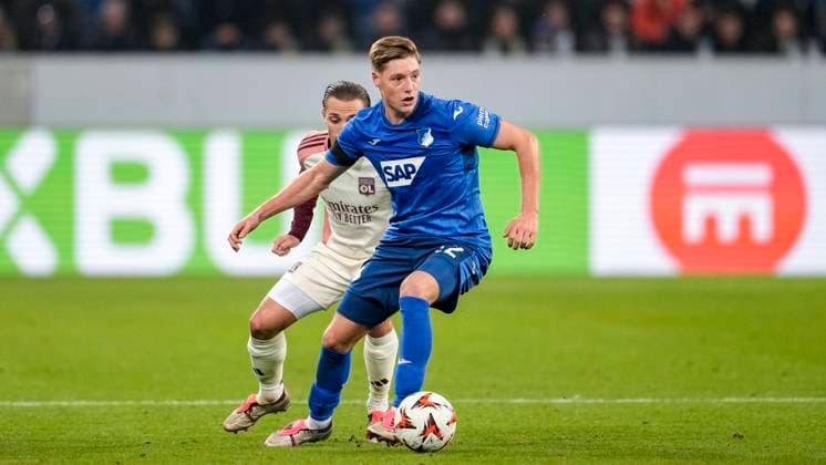 v.li.: Maxence Caqueret (OL, 6),Alexander Prass (Hoffenheim, 22), Zweikampf, Spielszene, Duell, duel, tackle, tackling, Dynamik, Action, Aktion, 07.11.2024, Sinsheim (Deutschland), Fussball, UEFA Europa League, Gruppenphase, TSG 1899 Hoffenheim - Olympique Lyon, 07.11.2024, Sinsheim (Deutschland), Fussball, UEFA Europa League, Gruppenphase, TSG 1899 Hoffenheim - Olympique Lyon, DFB DFL REGULATIONS PROHIBIT ANY USE OF PHOTOGRAPHS AS IMAGE SEQUENCES AND OR QUASI-VIDEO.