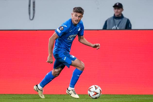 Tom Bischof (Hoffenheim, 7), am Ball, Freisteller, Ganzkörper, Einzelbild, Einzelfoto, Aktion, Action, 07.11.2024, Sinsheim (Deutschland), Fussball, UEFA Europa League, Gruppenphase, TSG 1899 Hoffenheim - Olympique Lyon, 07.11.2024, Sinsheim (Deutschland), Fussball, UEFA Europa League, Gruppenphase, TSG 1899 Hoffenheim - Olympique Lyon, DFB DFL REGULATIONS PROHIBIT ANY USE OF PHOTOGRAPHS AS IMAGE SEQUENCES AND OR QUASI-VIDEO.