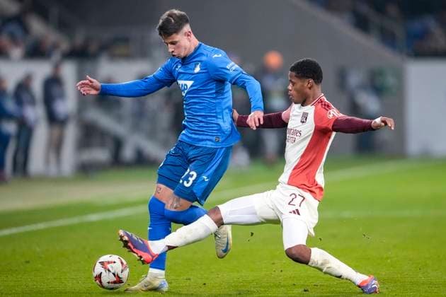 v.li.: Adam Hlozek (Hoffenheim, 23), Warmed Omari (OL, 27), Zweikampf, Spielszene, Duell, duel, tackle, tackling, Dynamik, Action, Aktion, 07.11.2024, Sinsheim (Deutschland), Fussball, UEFA Europa League, Gruppenphase, TSG 1899 Hoffenheim - Olympique Lyon, 07.11.2024, Sinsheim (Deutschland), Fussball, UEFA Europa League, Gruppenphase, TSG 1899 Hoffenheim - Olympique Lyon, DFB DFL REGULATIONS PROHIBIT ANY USE OF PHOTOGRAPHS AS IMAGE SEQUENCES AND OR QUASI-VIDEO.