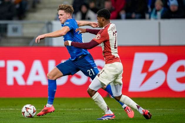 v.li.: Marius Bülter (Hoffenheim, 21), Warmed Omari (OL, 27),Zweikampf, Spielszene, Duell, duel, tackle, tackling, Dynamik, Action, Aktion, 07.11.2024, Sinsheim (Deutschland), Fussball, UEFA Europa League, Gruppenphase, TSG 1899 Hoffenheim - Olympique Lyon, 07.11.2024, Sinsheim (Deutschland), Fussball, UEFA Europa League, Gruppenphase, TSG 1899 Hoffenheim - Olympique Lyon, DFB DFL REGULATIONS PROHIBIT ANY USE OF PHOTOGRAPHS AS IMAGE SEQUENCES AND OR QUASI-VIDEO.