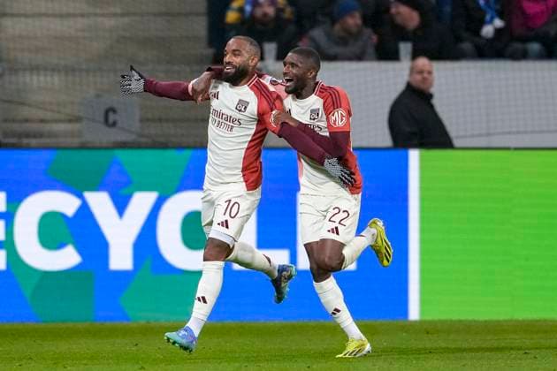 v.li.: Alexandre Lacazette (OL, 10), Clinton Mata (OL, 22), Spieler von Olympique Lyon (Olympique Lyonnais), jubeln über das Tor zum 1:2, Jubel, Torjubel, Torerfolg, celebrate the goal, goal, celebration, jubelt ueber das Tor, Freuen, Freude, freut sich, optimistisch, positiv, Spielszene, Highlight, Action, Aktion, 07.11.2024, Sinsheim (Deutschland), Fussball, UEFA Europa League, Gruppenphase, TSG 1899 Hoffenheim - Olympique Lyon, 07.11.2024, Sinsheim (Deutschland), Fussball, UEFA Europa League, Gruppenphase, TSG 1899 Hoffenheim - Olympique Lyon, DFB DFL REGULATIONS PROHIBIT ANY USE OF PHOTOGRAPHS AS IMAGE SEQUENCES AND OR QUASI-VIDEO.