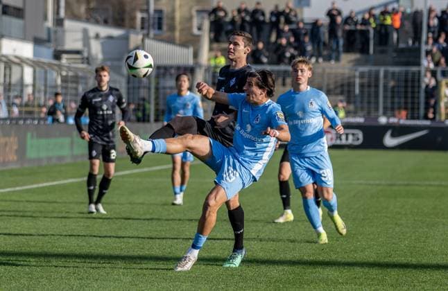 Kampf um den Ball Zweikampf zwischen Tunay Deniz (TSV 1860 Muenchen, 36) und Maximilian Thalhammer (SV Waldhof Mannheim, 31). GER, TSV 1860 Muenchen gegen SV Waldhof Mannheim 07, Fussball, 3. Bundesliga, 14. Spieltag, Saison 2024 2025, 09.11.2024. (DFL DFB REGULATIONS PROHIBIT ANY USE OF PHOTOGRAPHS as IMAGE SEQUENCES and or QUASI-VIDEO). GER, TSV 1860 Muenchen gegen SV Waldhof Mannheim 07, Fussball, 3. Bundesliga, 14. Spieltag, Saison 2024 2025, 09.11.2024. Muenchen