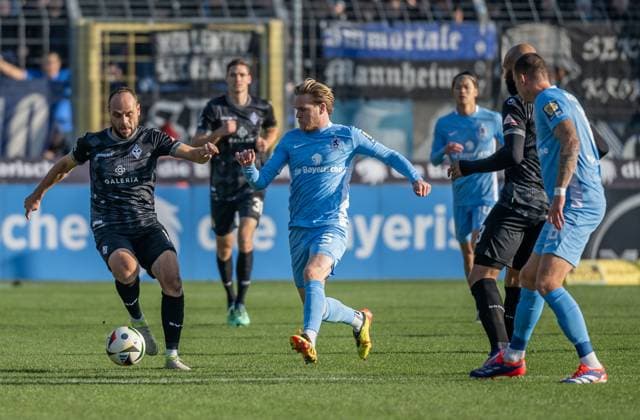 Kampf um den Ball Zweikampf zwischen Rico Benatelli (SV Waldhof Mannheim, 11) und Thore Jacobsen (TSV 1860 Muenchen, 5). GER, TSV 1860 Muenchen gegen SV Waldhof Mannheim 07, Fussball, 3. Bundesliga, 14. Spieltag, Saison 2024 2025, 09.11.2024. (DFL DFB REGULATIONS PROHIBIT ANY USE OF PHOTOGRAPHS as IMAGE SEQUENCES and or QUASI-VIDEO). GER, TSV 1860 Muenchen gegen SV Waldhof Mannheim 07, Fussball, 3. Bundesliga, 14. Spieltag, Saison 2024 2025, 09.11.2024. Muenchen