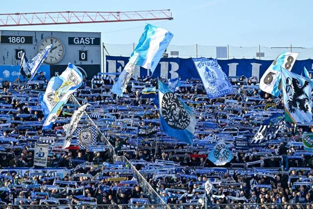 Fans des TSV 1860 München zeigen ihren Schal, schwenken Fahnen und machen Stimmung, Fans, Publikum, Zuschauer, Stimmung, Atmosphäre, Stadion, 09.11.2024, München (Deutschland), Fussball, 3. Liga, TSV 1860 München - SV Waldhof Mannheim, DFB DFL REGULATIONS PROHIBIT ANY USE OF PHOTOGRAPHS AS IMAGE SEQUENCES AND OR QUASI-VIDEO.