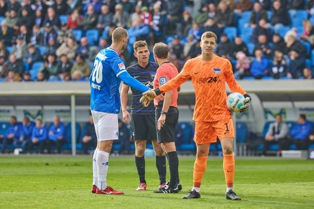 Versöhnliche Geste von Aleksander Vukotic (SV Darmstadt 98, 20) und Tjark Ernst (Herta BSC, 01) nach Meinungsverschiedenheiten GER, SV Darmstadt 98 gegen Herta BSC, Fussball, 2. Bundesliga, 12. Spieltag, Spielzeit 2024 2025, 09.11.24. DFL REGULATIONS PROHIBIT ANY USE OF PHOTOGRAPHS AS IMAGE SEQUENCES AND OR QUASI-VIDEO. GER, SV Darmstadt 98 gegen Herta BSC, Fussball, 2. Bundesliga, 12. Spieltag, Spielzeit 2024 2025, 09.11.24. Darmstadt